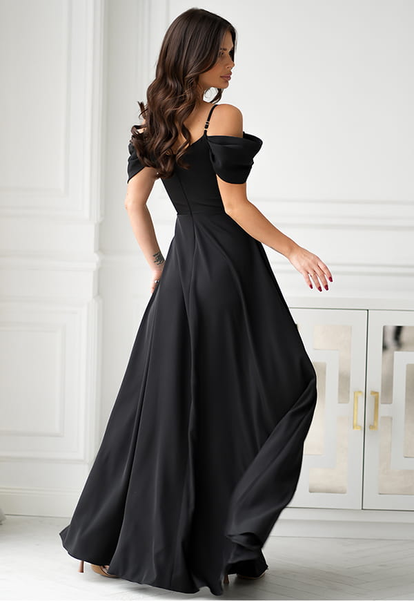 CASANDRA DŁUGA SUKIENKA PLUS SIZE Z OZDOBNYMI RAMIĄCZKAMI I DEKOLTEM TYPU WODA. CZARNA 01 image 6