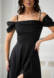 CASANDRA DŁUGA SUKIENKA PLUS SIZE Z OZDOBNYMI RAMIĄCZKAMI I DEKOLTEM TYPU WODA. CZARNA 01 image 2