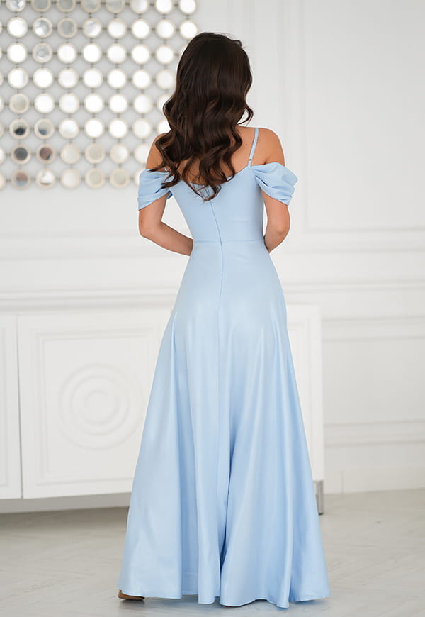 CASANDRA SHINE DŁUGA SUKIENKA PLUS SIZE Z OZDOBNYMI RAMIĄCZKAMI I DEKOLTEM TYPU WODA. BŁĘKITNA 04 image 4