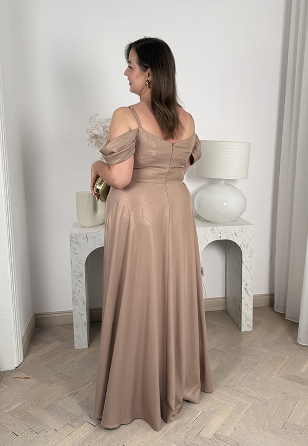 CASANDRA SHINE DŁUGA SUKIENKA PLUS SIZE Z OZDOBNYMI RAMIĄCZKAMI I DEKOLTEM TYPU WODA. ZŁOTE CAPPUCCINO 01 image 8