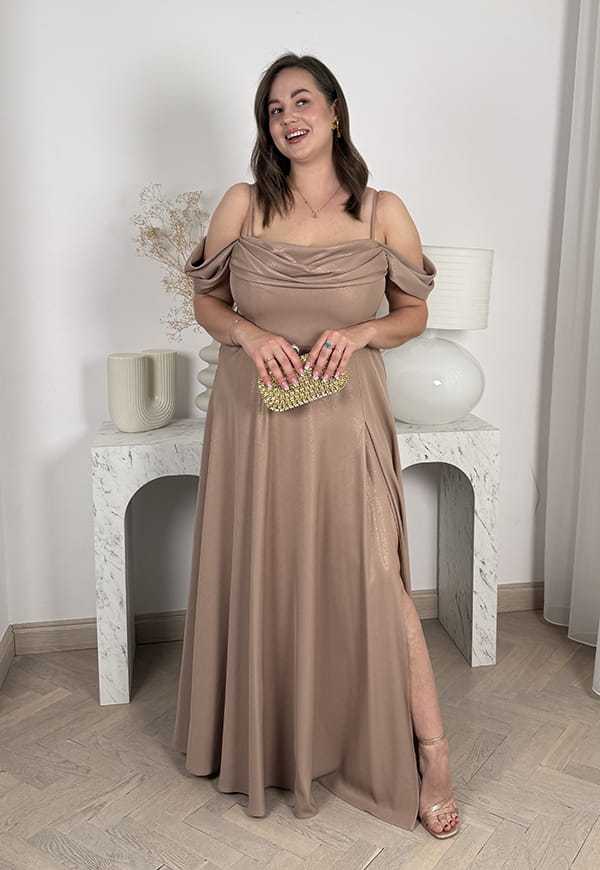 CASANDRA SHINE DŁUGA SUKIENKA PLUS SIZE Z OZDOBNYMI RAMIĄCZKAMI I DEKOLTEM TYPU WODA. ZŁOTE CAPPUCCINO 01 image 2