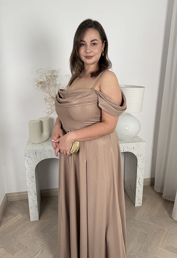 CASANDRA SHINE DŁUGA SUKIENKA PLUS SIZE Z OZDOBNYMI RAMIĄCZKAMI I DEKOLTEM TYPU WODA. ZŁOTE CAPPUCCINO 01 image 7