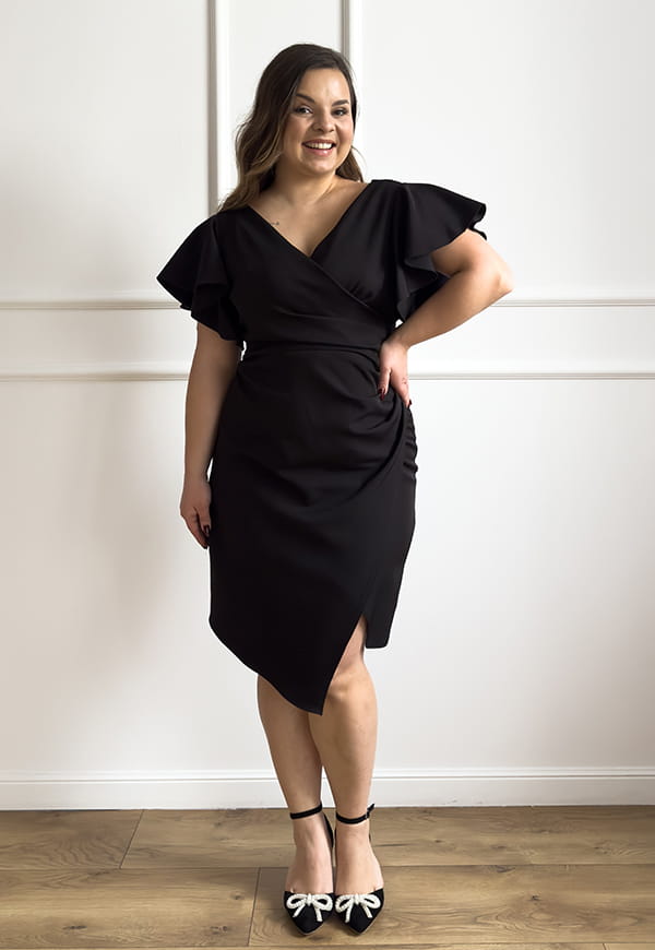 LARA SUKIENKA MINI PLUS SIZE Z OZDOBNYMI RĘKAWAMI . CZARNA 02