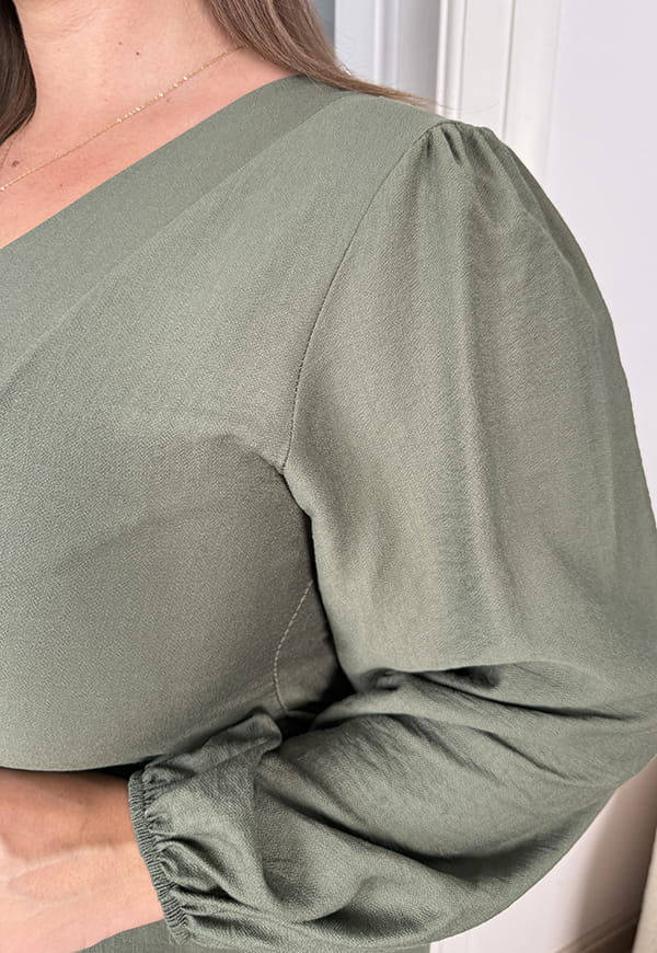 OLGA DŁUGI RĘKAW  SUKIENKA PLUS SIZE ROZKLOSZOWANA Z PASKIEM. OLIWKOWA 03 image 6