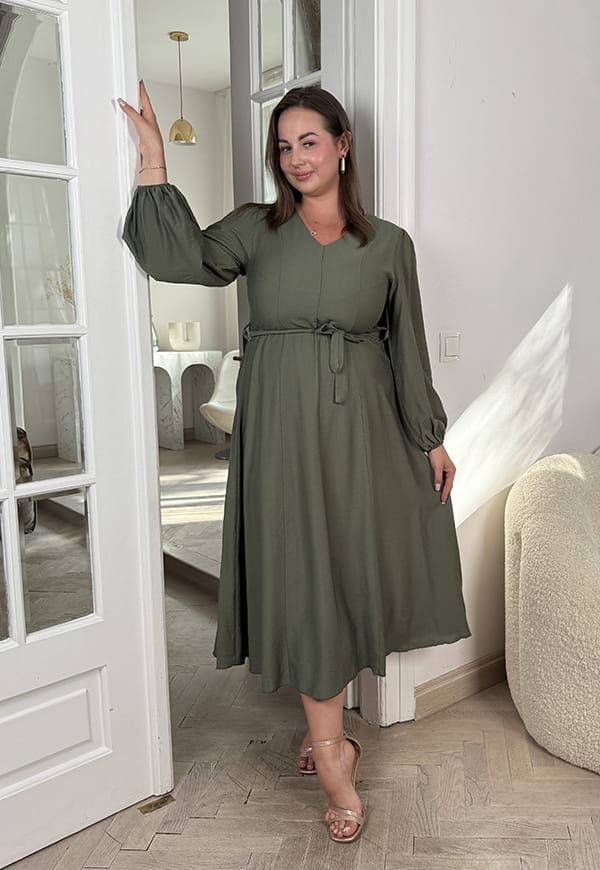 OLGA DŁUGI RĘKAW  SUKIENKA PLUS SIZE ROZKLOSZOWANA Z PASKIEM. OLIWKOWA 03 image 2