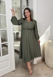 OLGA DŁUGI RĘKAW  SUKIENKA PLUS SIZE ROZKLOSZOWANA Z PASKIEM. OLIWKOWA 03 image 2
