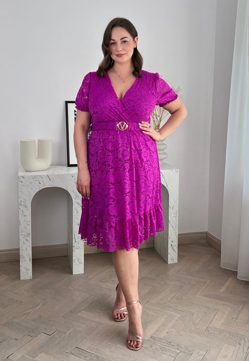 ROSIE II KRÓTKI RĘKAW  KORONKOWA SUKIENKA DO KOLAN PLUS SIZE Z PASKIEM. FIOLET 01 image 3