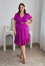 ROSIE II KRÓTKI RĘKAW  KORONKOWA SUKIENKA DO KOLAN PLUS SIZE Z PASKIEM. FIOLET 01 image 3