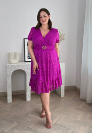 ROSIE II KRÓTKI RĘKAW  KORONKOWA SUKIENKA DO KOLAN PLUS SIZE Z PASKIEM. FIOLET 01 image 2