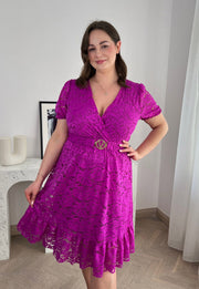 ROSIE II KRÓTKI RĘKAW  KORONKOWA SUKIENKA DO KOLAN PLUS SIZE Z PASKIEM. FIOLET 01 image 7