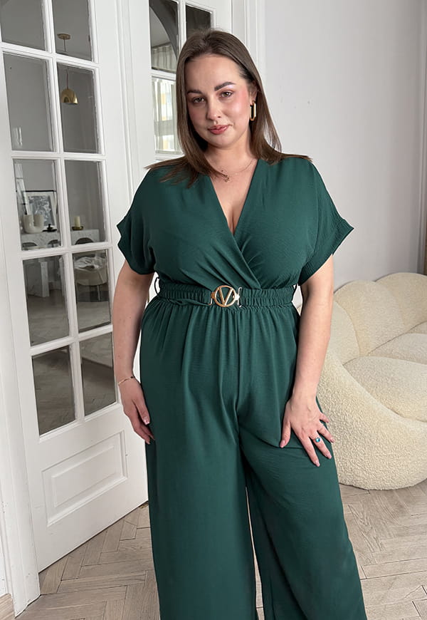 VALENCIA II KRÓTKI RĘKAW  KOMBINEZON POWIĘKSZONY PLUS SIZE Z PASKIEM I DŁUGIMI NOGAWKAMI. BUTELKOWA ZIELEŃ 03  image 4