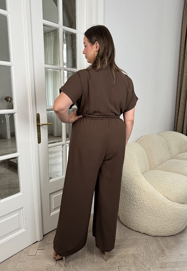 VALENCIA II KRÓTKI RĘKAW  KOMBINEZON POWIĘKSZONY PLUS SIZE Z PASKIEM I DŁUGIMI NOGAWKAMI. CZEKOLADOWY 05 image 3