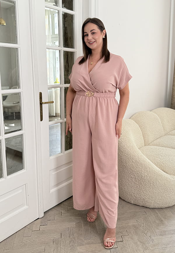 VALENCIA II KRÓTKI RĘKAW KOMBINEZON POWIĘKSZONY PLUS SIZE Z PASKIEM I DŁUGIMI NOGAWKAMI. PUDROWY RÓŻ 04 image 2
