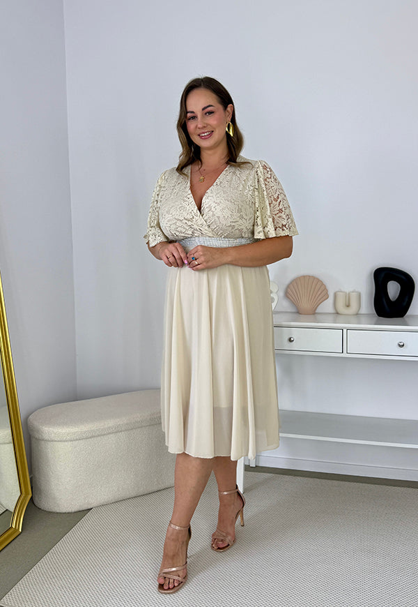 CARLA II MIDI SUKIENKA SZYFONOWA Z KORONKĄ WYSMUKLAJACA BRZUCH I BIODRA. BEŻOWA 02 image 4