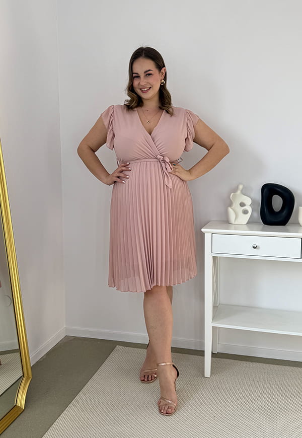 CLARET GŁADKA SUKIENKA PLISOWANA PLUS SIZE DO KOLAN. PUDROWY RÓŻ 04