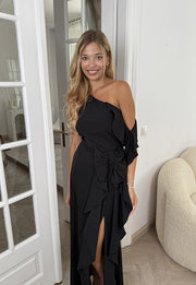 FRANCESCA DŁUGA SUKIENKA  MAXI NA JEDNO RAMIĘ Z FALBANĄ I KOKARDĄ. CZARNA 04 image 5