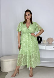 LUIZA  SZYFONOWA SUKIENKA MIDI ROZKLOSZOWANA Z OZDOBNYM HAFTEM. PISTACJA 05 image 8
