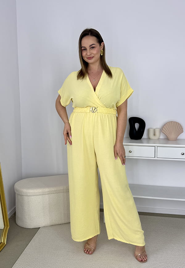 VALENCIA II KRÓTKI RĘKAW  KOMBINEZON POWIĘKSZONY PLUS SIZE Z PASKIEM I DŁUGIMI NOGAWKAMI. MASEŁKOWA ŻÓŁTA  11 image 2