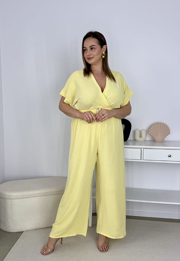 VALENCIA II KRÓTKI RĘKAW  KOMBINEZON POWIĘKSZONY PLUS SIZE Z PASKIEM I DŁUGIMI NOGAWKAMI. MASEŁKOWA ŻÓŁTA  11 image 5