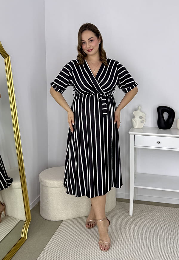 CARMEN  II Z KRÓTKIM RĘKAWEM SUKIENKA MIDI PLUS SIZE WE WZORY. CZARNO/BIAŁE PASKI 01
