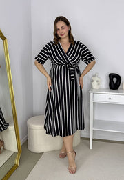 CARMEN  II Z KRÓTKIM RĘKAWEM SUKIENKA MIDI PLUS SIZE WE WZORY. CZARNO/BIAŁE PASKI 01