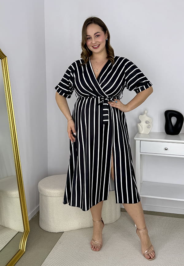 CARMEN  II Z KRÓTKIM RĘKAWEM SUKIENKA MIDI PLUS SIZE WE WZORY. CZARNO/BIAŁE PASKI 01 image 2