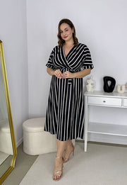 CARMEN  II Z KRÓTKIM RĘKAWEM SUKIENKA MIDI PLUS SIZE WE WZORY. CZARNO/BIAŁE PASKI 01 image 3