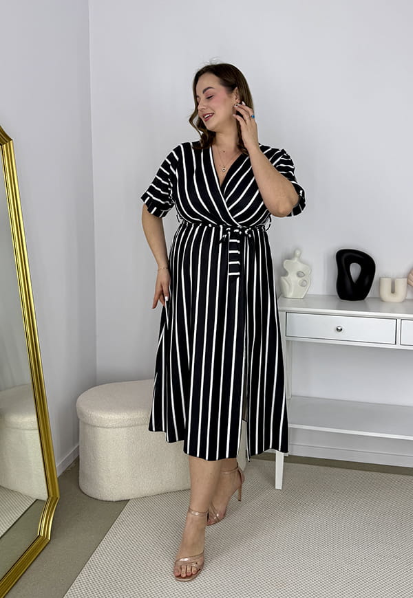 CARMEN  II Z KRÓTKIM RĘKAWEM SUKIENKA MIDI PLUS SIZE WE WZORY. CZARNO/BIAŁE PASKI 01 image 4