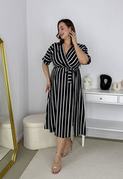 CARMEN  II Z KRÓTKIM RĘKAWEM SUKIENKA MIDI PLUS SIZE WE WZORY. CZARNO/BIAŁE PASKI 01 image 4