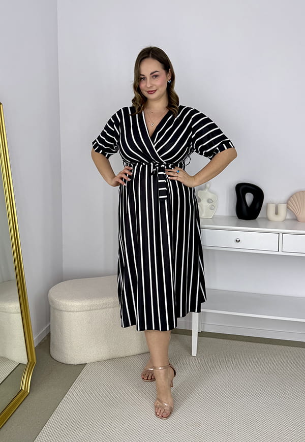 CARMEN  II Z KRÓTKIM RĘKAWEM SUKIENKA MIDI PLUS SIZE WE WZORY. CZARNO/BIAŁE PASKI 01 image 5