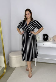 CARMEN  II Z KRÓTKIM RĘKAWEM SUKIENKA MIDI PLUS SIZE WE WZORY. CZARNO/BIAŁE PASKI 01 image 5