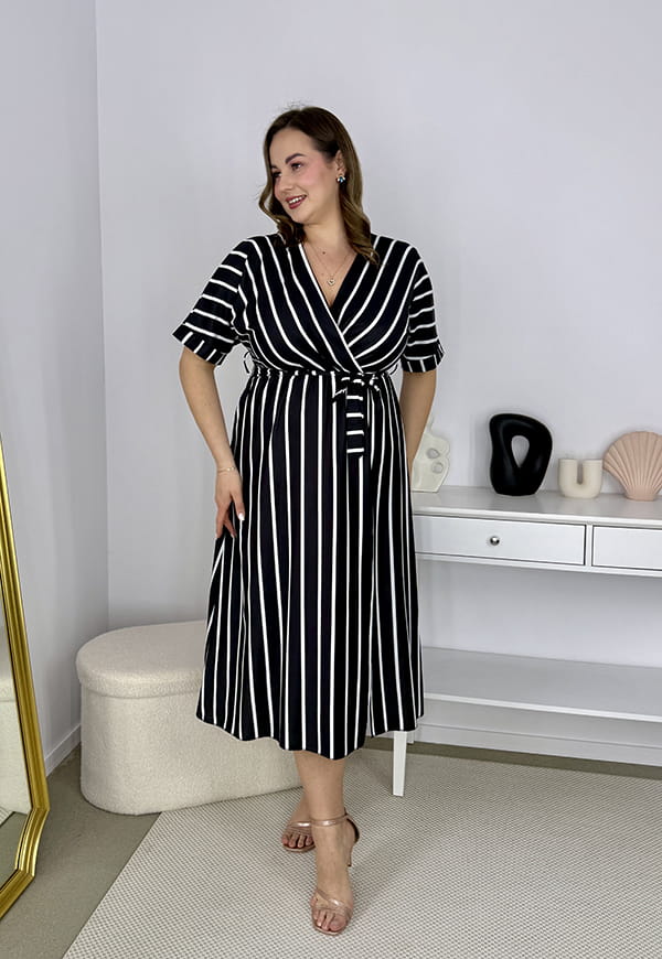 CARMEN  II Z KRÓTKIM RĘKAWEM SUKIENKA MIDI PLUS SIZE WE WZORY. CZARNO/BIAŁE PASKI 01 image 6