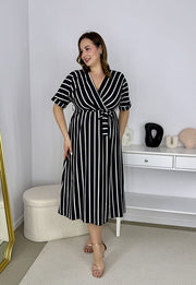 CARMEN  II Z KRÓTKIM RĘKAWEM SUKIENKA MIDI PLUS SIZE WE WZORY. CZARNO/BIAŁE PASKI 01 image 6