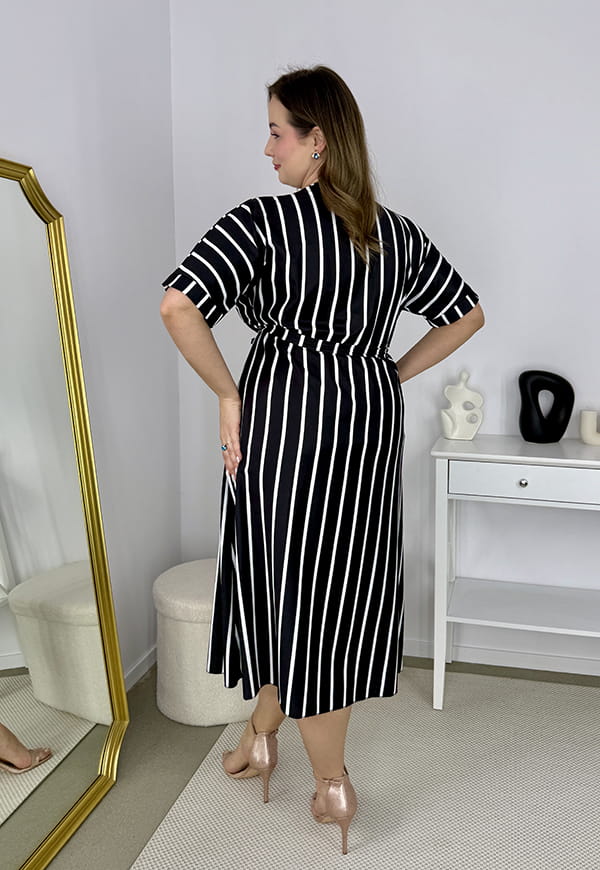 CARMEN  II Z KRÓTKIM RĘKAWEM SUKIENKA MIDI PLUS SIZE WE WZORY. CZARNO/BIAŁE PASKI 01 image 8