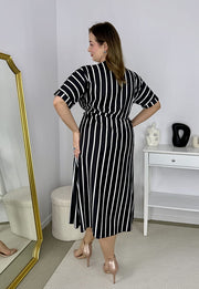 CARMEN  II Z KRÓTKIM RĘKAWEM SUKIENKA MIDI PLUS SIZE WE WZORY. CZARNO/BIAŁE PASKI 01 image 8