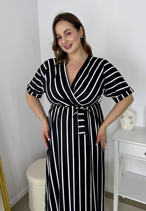 CARMEN  II Z KRÓTKIM RĘKAWEM SUKIENKA MIDI PLUS SIZE WE WZORY. CZARNO/BIAŁE PASKI 01 image 9