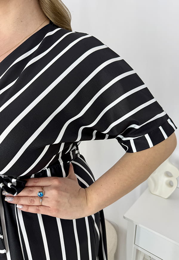 CARMEN  II Z KRÓTKIM RĘKAWEM SUKIENKA MIDI PLUS SIZE WE WZORY. CZARNO/BIAŁE PASKI 01 image 10