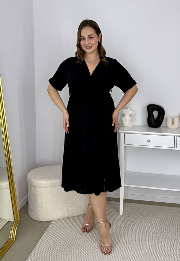 LISBONA KRÓTKI RĘKAW SUKIENKA PLUS SIZE KOPERTOWA MIDI. CZARNA 03