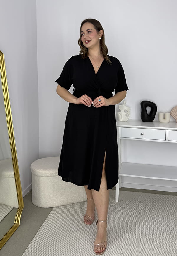 LISBONA KRÓTKI RĘKAW SUKIENKA PLUS SIZE KOPERTOWA MIDI. CZARNA 03 image 4