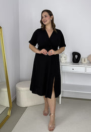 LISBONA KRÓTKI RĘKAW SUKIENKA PLUS SIZE KOPERTOWA MIDI. CZARNA 03 image 4