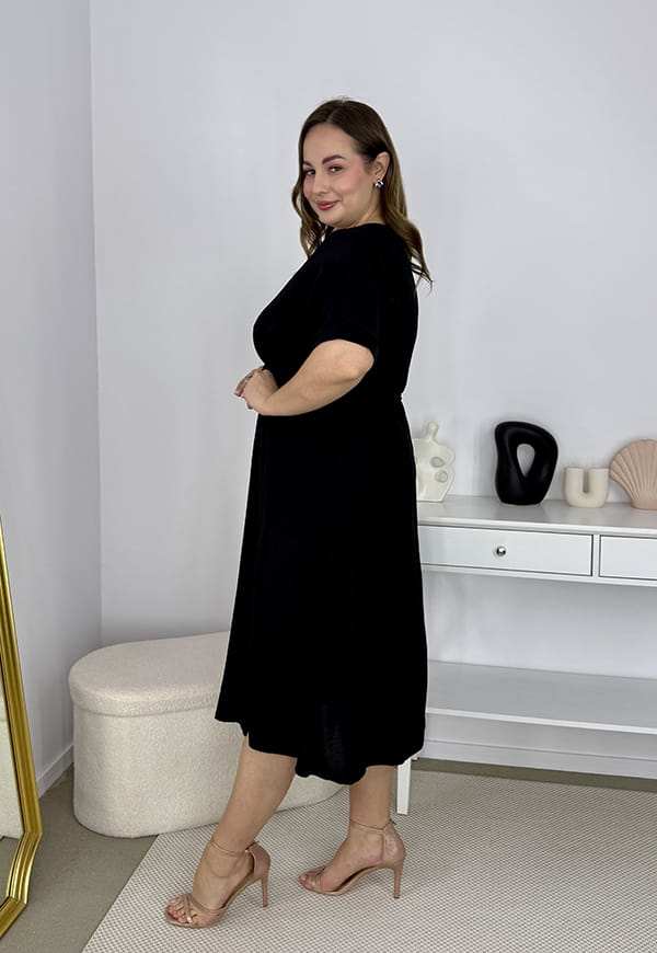 LISBONA KRÓTKI RĘKAW SUKIENKA PLUS SIZE KOPERTOWA MIDI. CZARNA 03 image 7