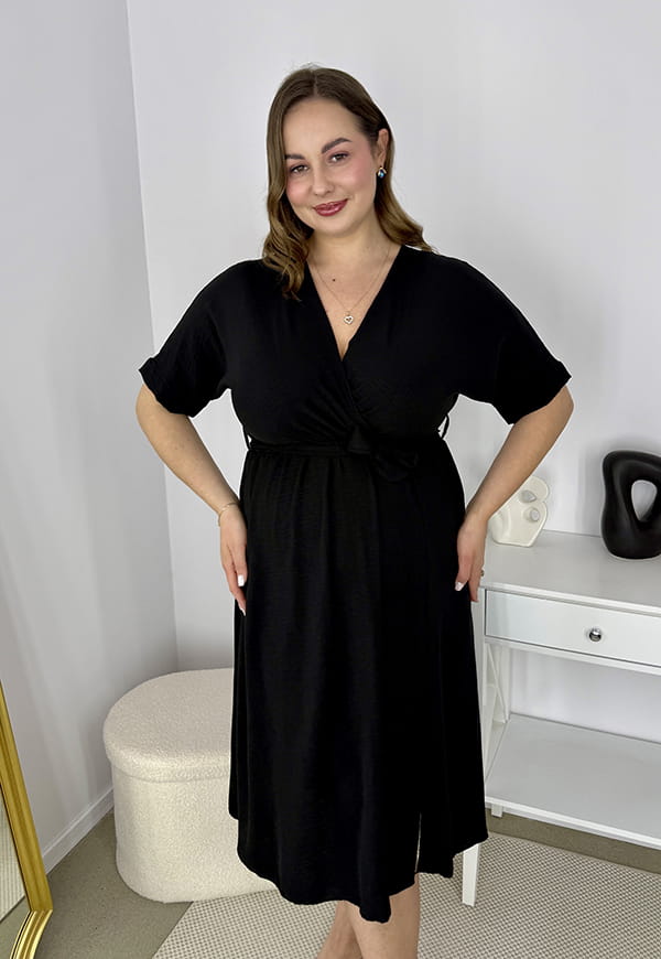 LISBONA KRÓTKI RĘKAW SUKIENKA PLUS SIZE KOPERTOWA MIDI. CZARNA 03 image 9