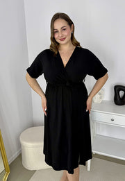 LISBONA KRÓTKI RĘKAW SUKIENKA PLUS SIZE KOPERTOWA MIDI. CZARNA 03 image 9