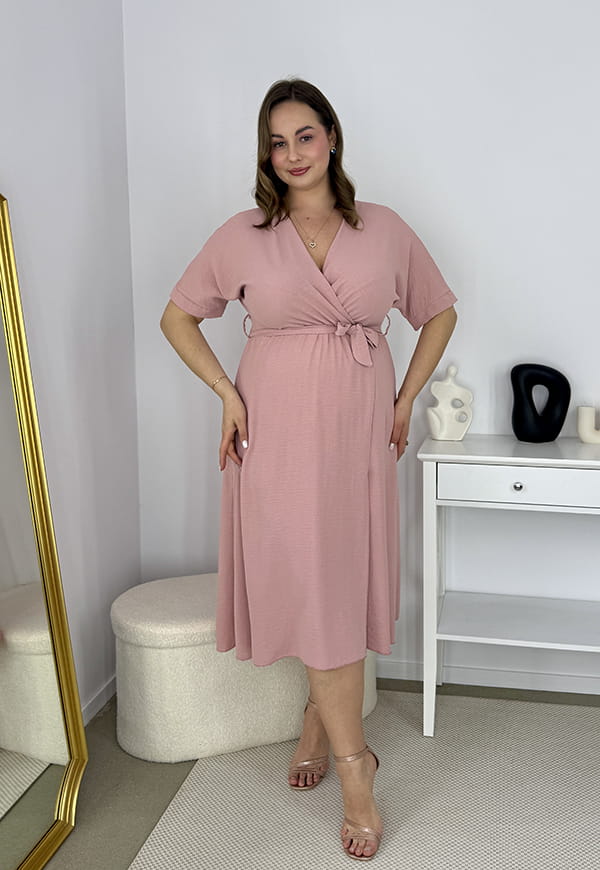 LISBONA KRÓTKI RĘKAW SUKIENKA PLUS SIZE KOPERTOWA MIDI. PUDROWY RÓŻ 10