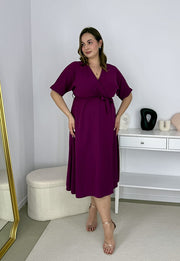 LISBONA KRÓTKI RĘKAW SUKIENKA PLUS SIZE KOPERTOWA MIDI. ŚLIWKA 07