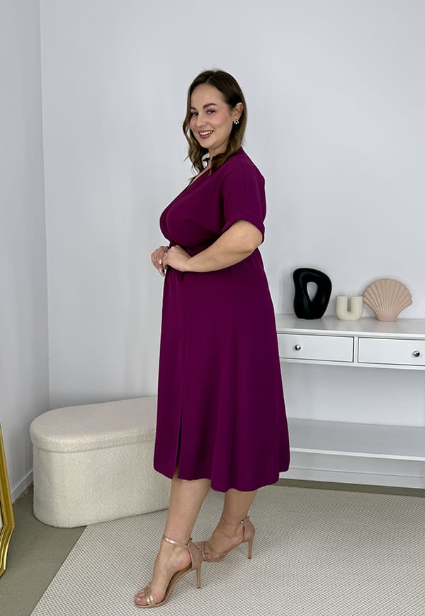 LISBONA KRÓTKI RĘKAW SUKIENKA PLUS SIZE KOPERTOWA MIDI. ŚLIWKA 07 image 7