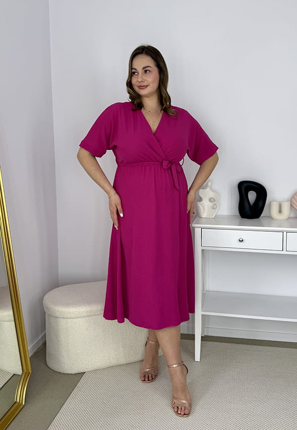 LISBONA KRÓTKI RĘKAW SUKIENKA PLUS SIZE KOPERTOWA MIDI. FUKSJA 06 image 2