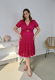 ROSIE II KRÓTKI RĘKAW KORONKOWA SUKIENKA DO KOLAN PLUS SIZE Z PASKIEM. FUKSJA 08 image 2