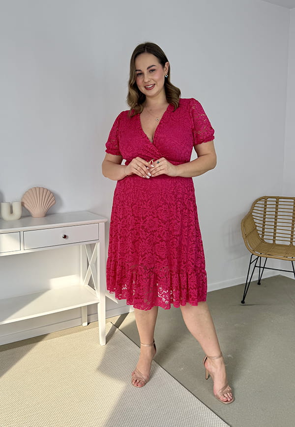 ROSIE II KRÓTKI RĘKAW KORONKOWA SUKIENKA DO KOLAN PLUS SIZE Z PASKIEM. FUKSJA 08 image 3