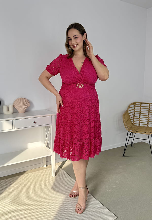 ROSIE II KRÓTKI RĘKAW KORONKOWA SUKIENKA DO KOLAN PLUS SIZE Z PASKIEM. FUKSJA 08